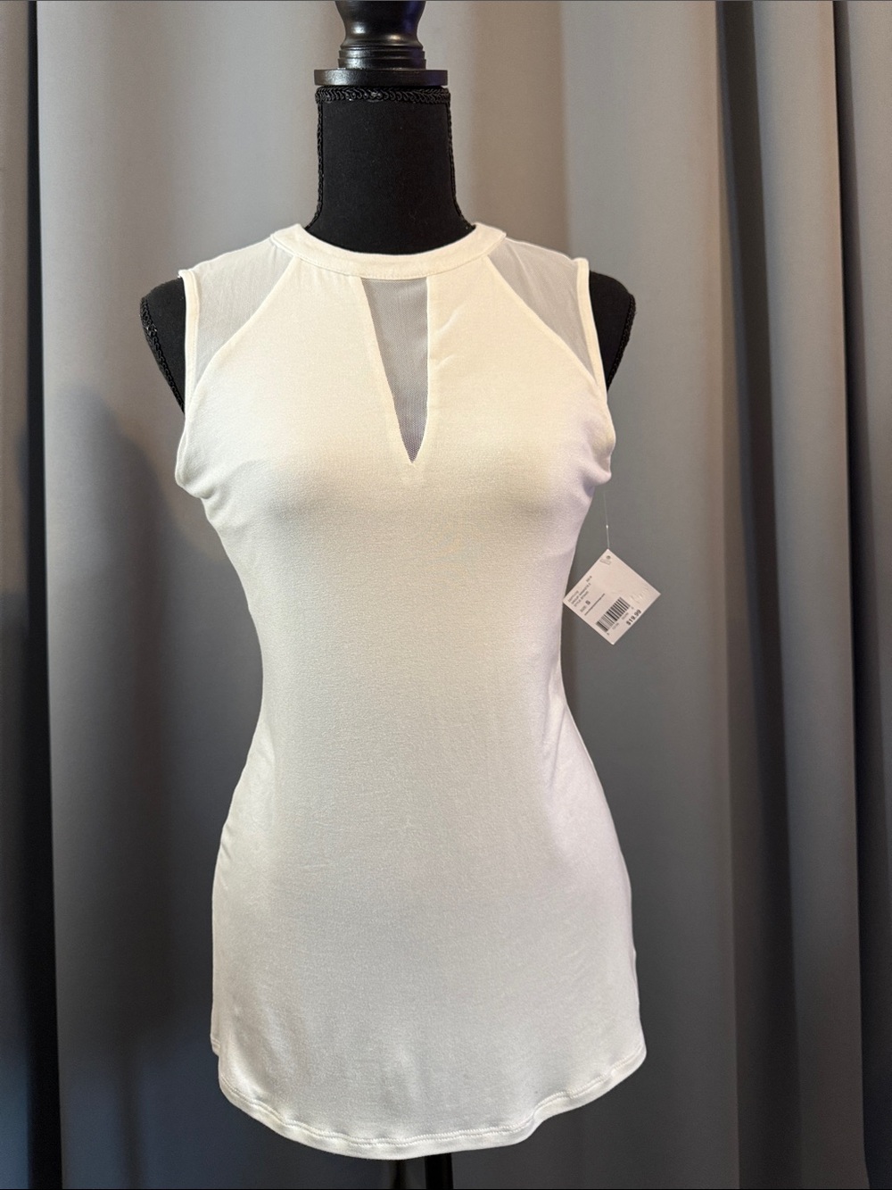 Sleeveless Keyhole Tank Top in White